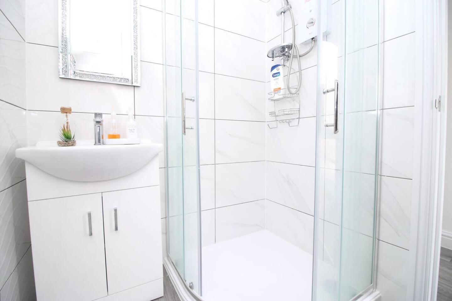 Modern Guesthouse, Fast Wi-Fi, Street Free Parking, Central, Fully Equipped Cardiff Buitenkant foto
