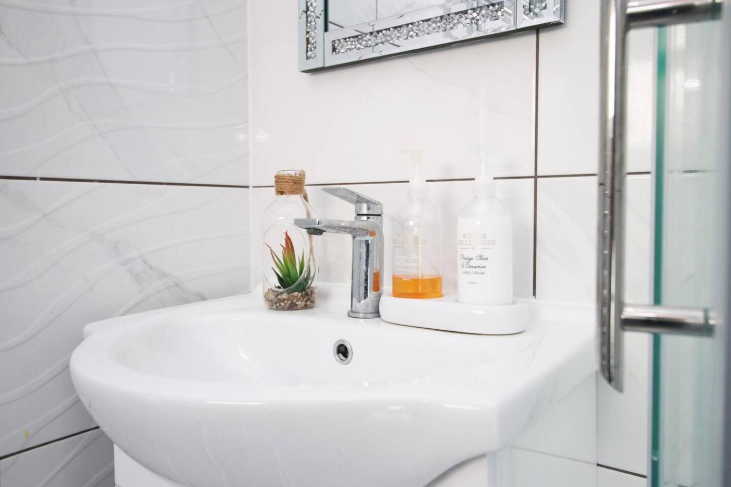 Modern Guesthouse, Fast Wi-Fi, Street Free Parking, Central, Fully Equipped Cardiff Buitenkant foto