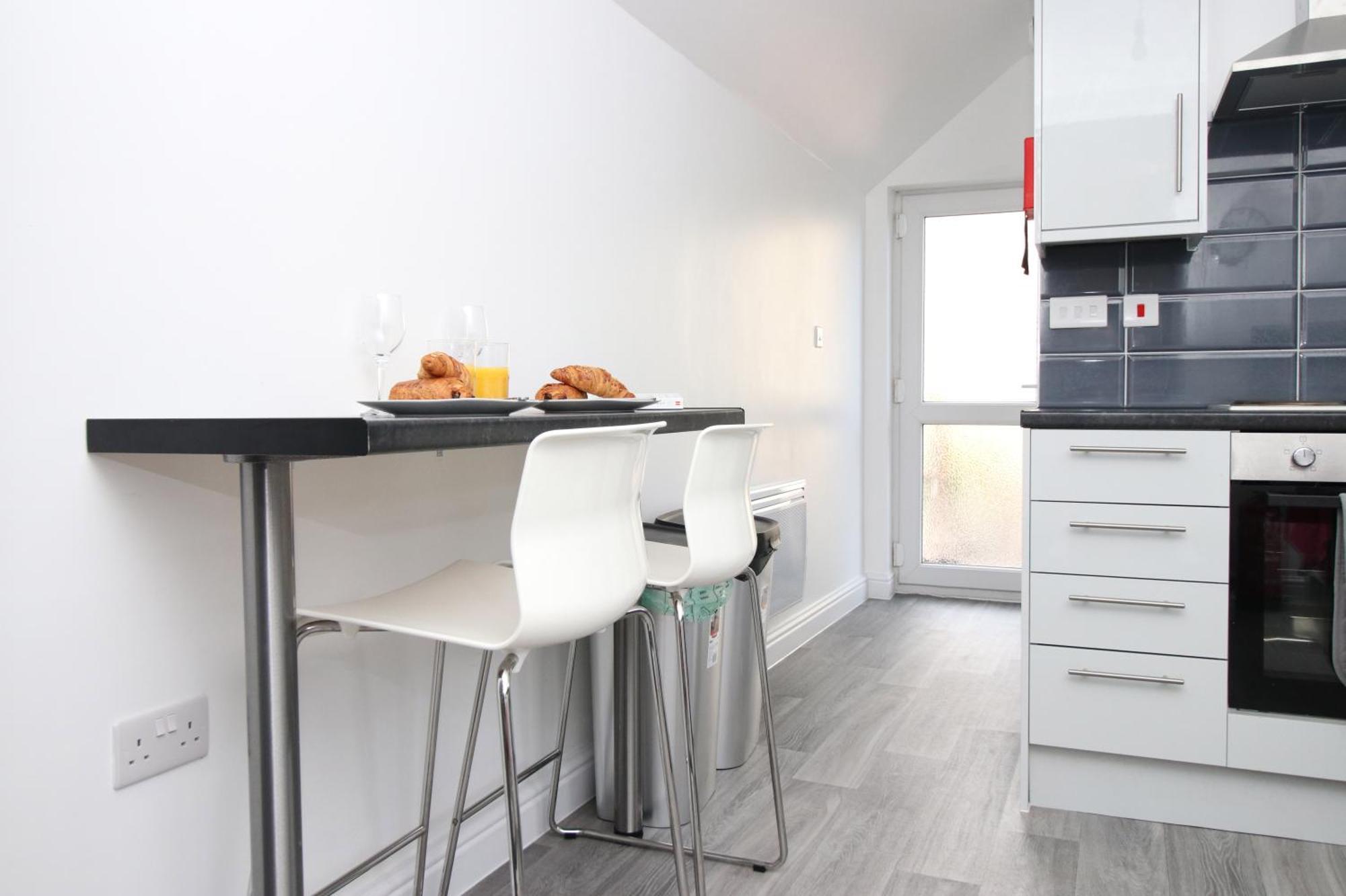 Modern Guesthouse, Fast Wi-Fi, Street Free Parking, Central, Fully Equipped Cardiff Buitenkant foto